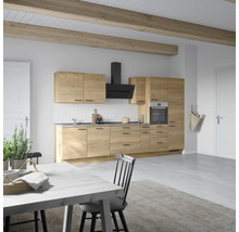 Cuisine claire de style campagnard avec façades en bois, hotte aspirante et table à manger