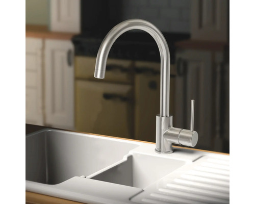 Robinet de cuisine en métal sur un évier