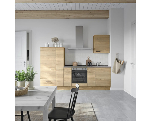 Cuisine claire avec aspect bois, hotte aspirante et table à manger
