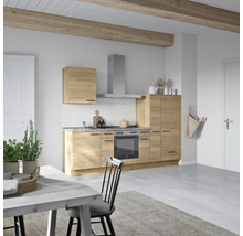 Cuisine de style campagnard avec façades en bois, hotte aspirante et table à manger