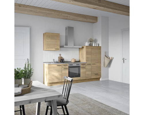 Cuisine de style campagnard avec façades en bois, hotte aspirante et table à manger