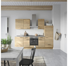 Helle Küche mit Holzoptik, Dunstabzugshaube und Essbereich
