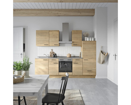 Cuisine claire avec aspect bois, hotte aspirante et coin repas