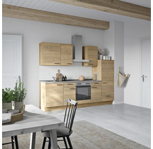 Helle Küche mit Holzstruktur, Küchenschränken, Dunstabzugshaube und Esstisch