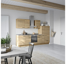 Cuisine moderne avec façades en bois, coin repas et plafond à poutres apparentes pour une ambiance chaleureuse.