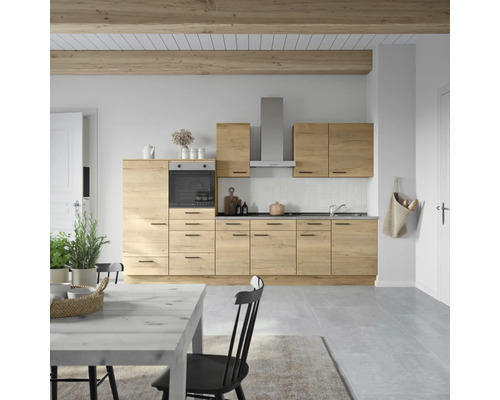 Helle Küche mit Holzfronten, Dunstabzugshaube und Esstisch