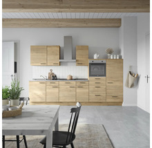 Moderne Küche mit Holzfronten, Dunstabzugshaube und Esstisch