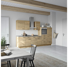 Helle Küche mit Holzfronten, Dunstabzugshaube und Esstisch in einem geräumigen Raum.