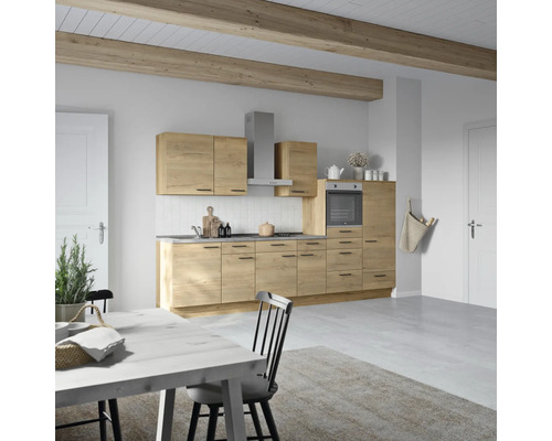 Helle Küche mit Holzfronten, Dunstabzugshaube und Esstisch in einem geräumigen Raum.