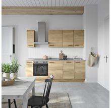 Scène de cuisine avec kitchenette en aspect bois, hotte aspirante et coin repas dans une pièce lumineuse