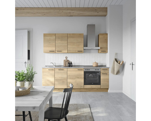 Cuisine claire avec aspect bois, hotte aspirante et table à manger