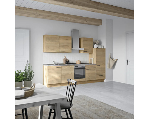Cuisine claire avec aspect bois et coin repas dans un style campagnard moderne.