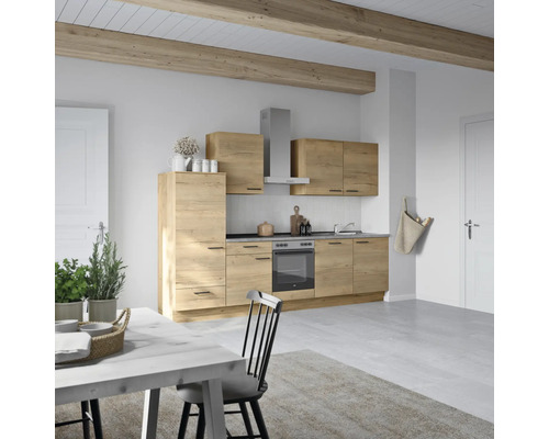 Helle Küche mit Holzoptik, Dunstabzugshaube und Esstisch