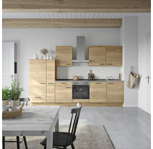 Cuisine claire avec structure en bois, four encastrable et hotte aspirante