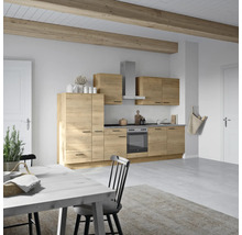 Cuisine claire avec façades en bois, hotte aspirante et table à manger