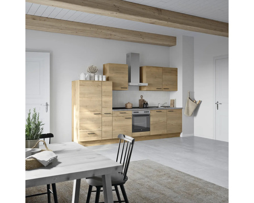 Cuisine claire avec façades en bois, hotte aspirante et table à manger
