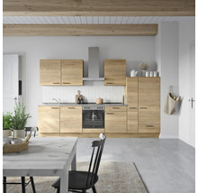 Cuisine claire avec aspect bois, armoires de cuisine, cuisinière électrique et hotte aspirante dans une pièce lumineuse.