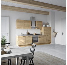 Cuisine claire avec détails en bois et table à manger au premier plan.
