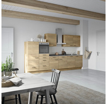 Helle Küche im Landhausstil mit Holzstruktur, Dunstabzugshaube und Esstisch