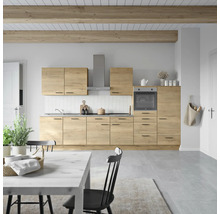 Helle Küche mit Holzschränken, Edelstahlgeräten und Esstisch
