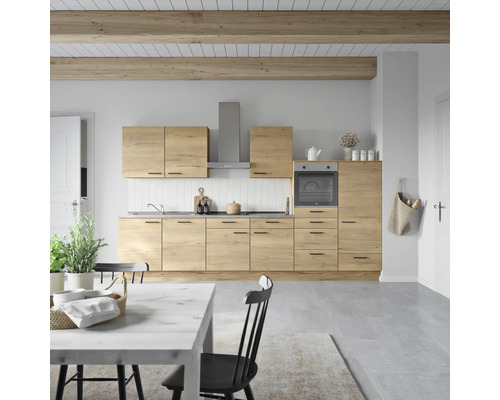 Cuisine claire avec armoires en bois, appareils en acier inoxydable et table à manger