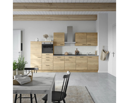 Cuisine de campagne claire avec des accents de bois, hotte aspirante et table à manger
