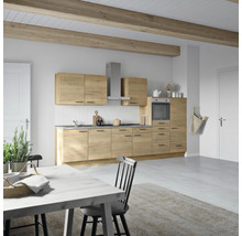 Helle Küche im Landhausstil mit Küchenschränken und Esstisch