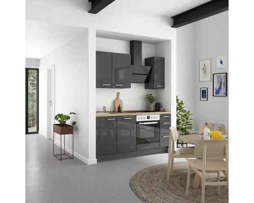 Cuisine lumineuse avec armoires de cuisine, hotte aspirante, table de cuisson et table à manger