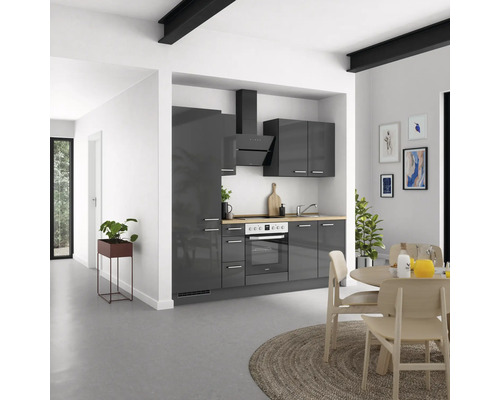 Cuisine moderne avec armoires de cuisine, hotte aspirante et coin repas