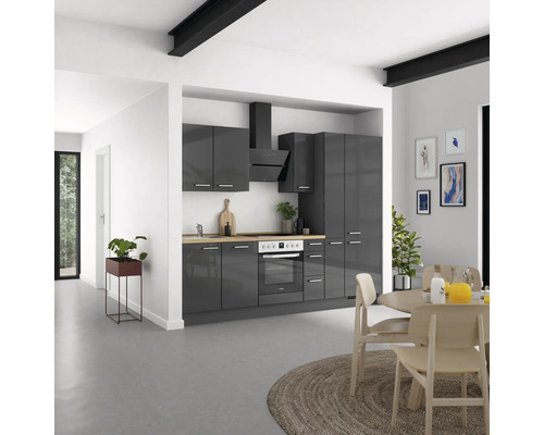 Moderne Küche mit grauen Hochglanzfronten, Arbeitsplatte aus Holzdekor und Esstisch