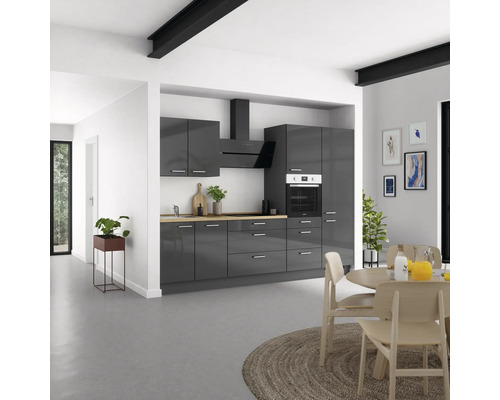 Cuisine moderne avec armoires de cuisine, hotte aspirante et table à manger dans la salle à manger