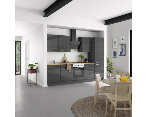 Cuisine claire avec armoires grises, plan de travail en bois et table à manger
