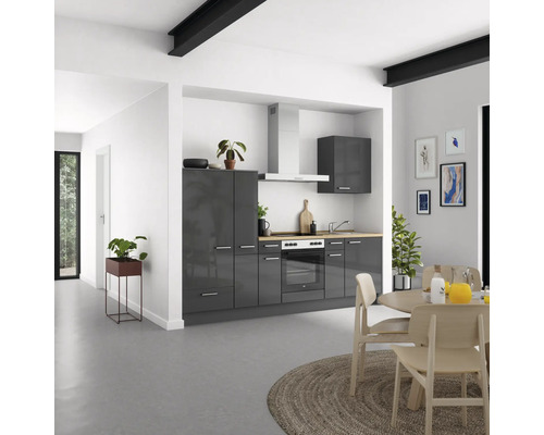 Helle Küche mit Esstisch und Küchenzeile in modernem Design