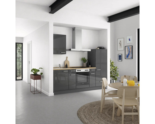 Moderne Küche mit grauen Schränken, Kochfeld, Dunstabzugshaube und Esstisch mit Stühlen.