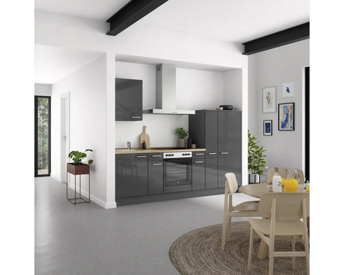Helles Esszimmer mit Esstisch und Einbauküche mit Hängeschrank und Dunstabzugshaube.