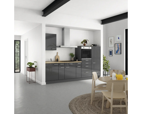 Moderne Küche mit grauen Schränken, Holzarbeitsplatte und Essecke.