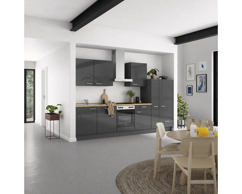 Helle Küche mit grauen Küchenschränken und Holzarbeitsplatte in einem geräumigen Zimmer