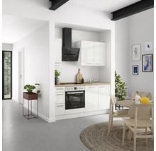 Espace de vie lumineux avec kitchenette, table à manger et décorations