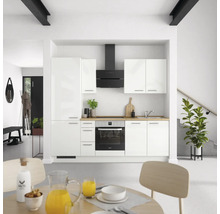 Cuisine moderne avec armoires blanches, hotte noire et plan de travail en bois.