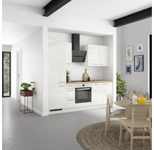 Cuisine moderne avec armoires blanches, hotte aspirante et coin repas