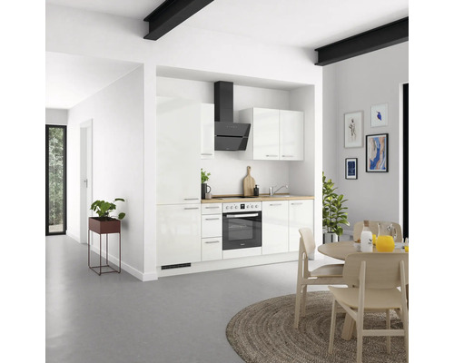 Cuisine moderne avec armoires blanches, hotte aspirante et coin repas