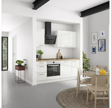 Cuisine claire avec armoires blanches, hotte noire et plan de travail en bois dans une ambiance moderne.
