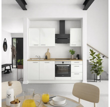 Cuisine lumineuse avec armoires blanches, hotte noire et plan de travail en bois dans un intérieur moderne