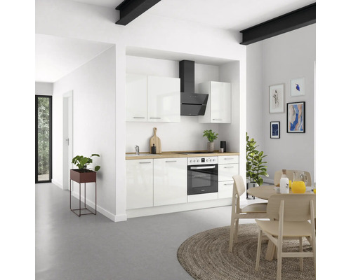 Cuisine claire avec cuisine intégrée, hotte aspirante et table à manger