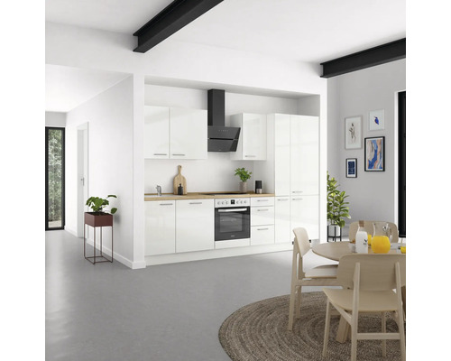 Cuisine claire avec kitchenette, hotte aspirante et table à manger