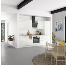 Salon lumineux avec cuisine intégrée, table à manger et décoration