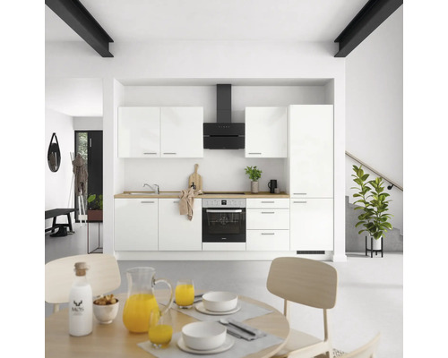 Cuisine lumineuse avec des armoires blanches, une hotte aspirante et une table à manger