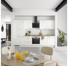 Cuisine lumineuse avec armoires blanches, hotte noire et plan de travail en bois dans une pièce aménagée moderne