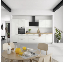 Cuisine moderne avec armoires blanches, hotte noire et plan de travail en bois, complétée par une table à manger avec des chaises.