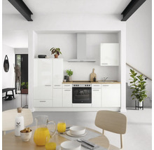 Cuisine d''habitation lumineuse avec armoires blanches, plaque de cuisson et hotte aspirante